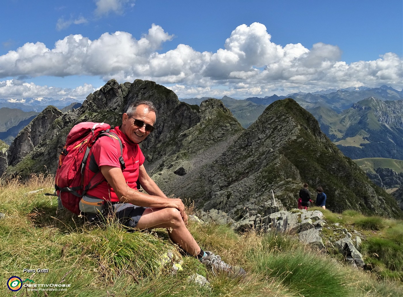 02 Ponteranica centrale (2330 m) , evvai in discesa per il Lago di Pescegallo (1862 m) .JPG